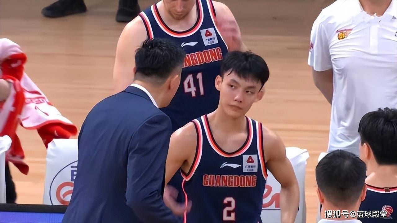 出色的电影特效赢得所有观影者的一致称赞，放映过程中掌声不断，更有漫画铁杆粉丝感叹;儿时梦终于圆了，期盼电影早日上映！由二十世纪福斯出品，科幻电影大师詹姆斯;卡梅隆编剧及监制，鬼才导演罗伯特;罗德里格兹执导的科幻动作视效巨制《阿丽塔：战斗天使》在昨日全球发布了;天使崛起版预告片